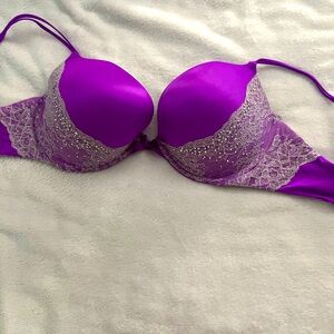 New never worn Victoria Secret 38DD bra.